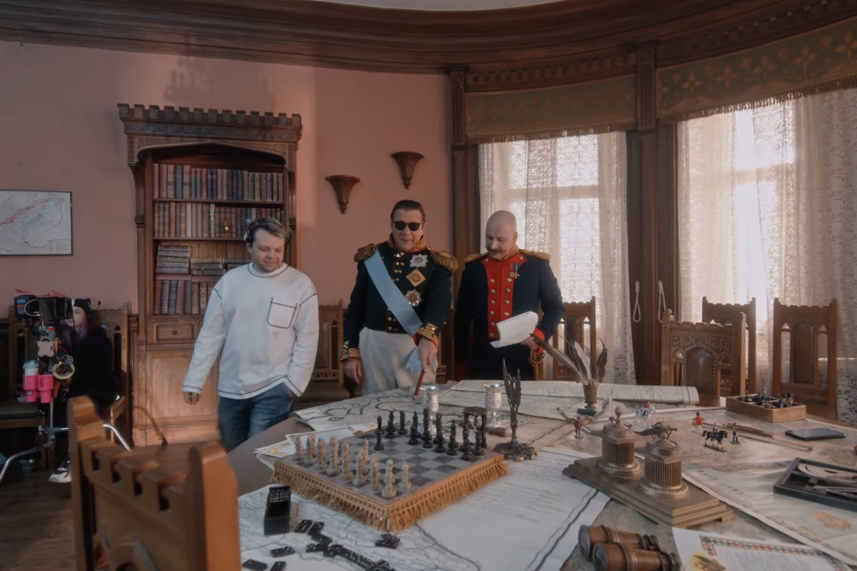 Руслан Миру — мастер креатива. Он занимается продюсированием и режиссурой, снимает клипы для звезд и документальное кино. В его портфолио — бэкстейдж скетчкома «Смешная история». Это юмористический проект о великих личностях, оказавшихся среди современных атрибутов — гаджетов, сторис, сленга и трендов.