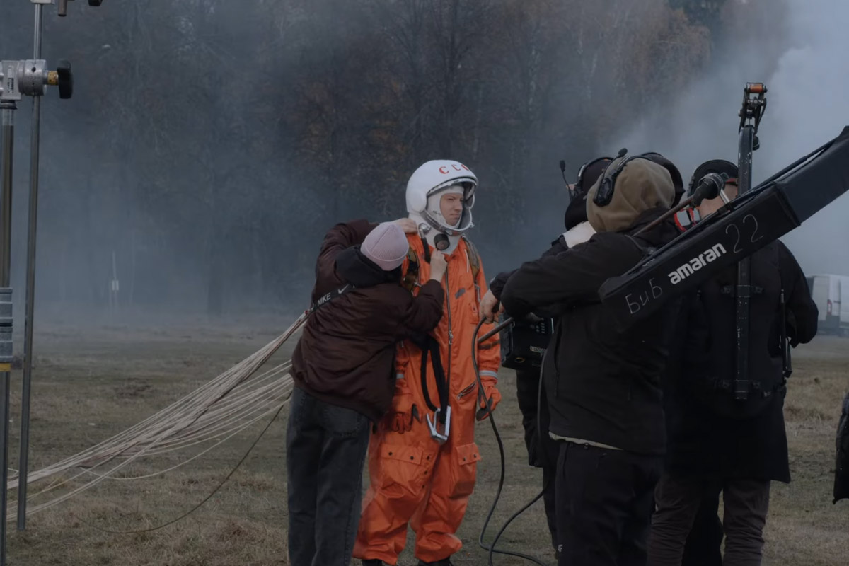 Руслан Миру — мастер креатива. Он занимается продюсированием и режиссурой, снимает клипы для звезд и документальное кино. В его портфолио — бэкстейдж скетчкома «Смешная история». Это юмористический проект о великих личностях, оказавшихся среди современных атрибутов — гаджетов, сторис, сленга и трендов.