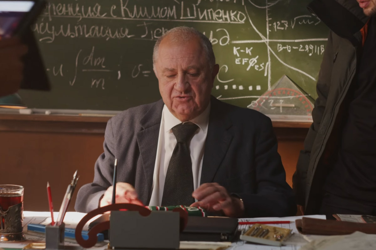 Руслан Миру — мастер креатива. Он занимается продюсированием и режиссурой, снимает клипы для звезд и документальное кино. В его портфолио — бэкстейдж скетчкома «Смешная история». Это юмористический проект о великих личностях, оказавшихся среди современных атрибутов — гаджетов, сторис, сленга и трендов.