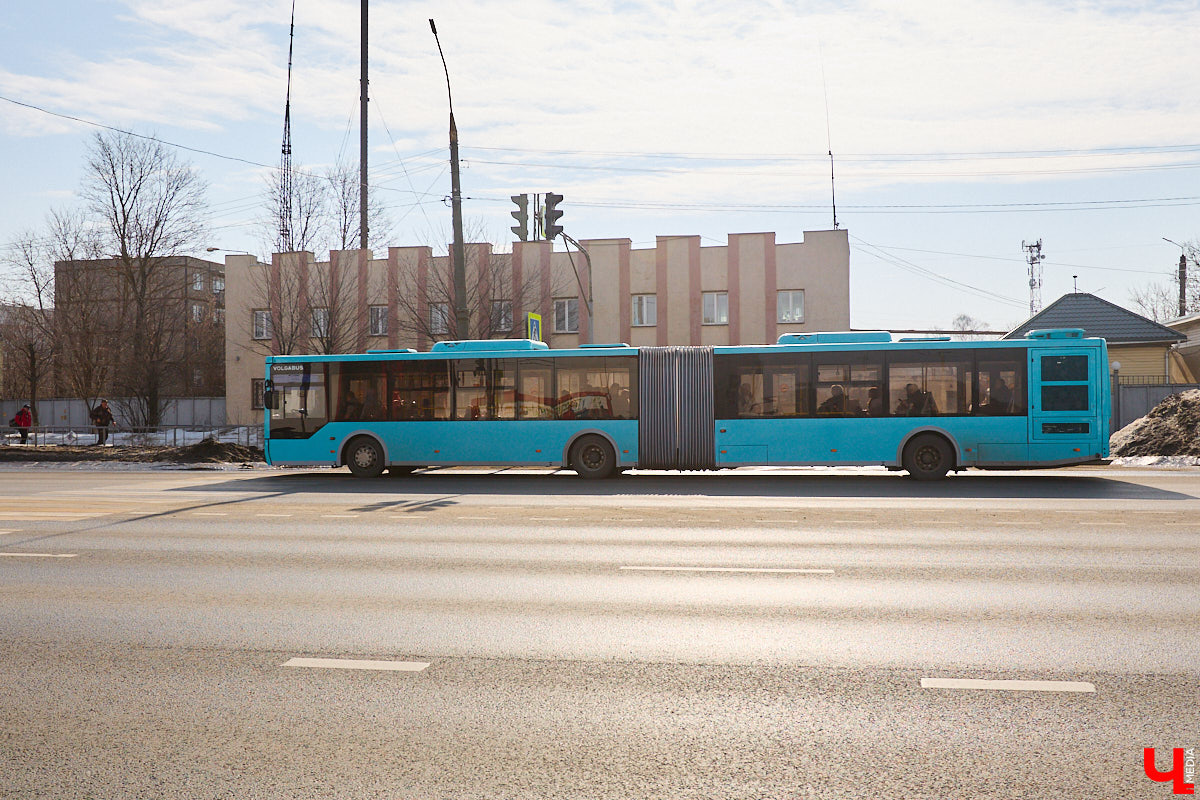 Вы уже успели прокатиться на новом автобусе-гармошке? Заметить его несложно. Мало того, что модель достигает в длину 18 метров, что существенно больше привычного, так она пока и не окрашена в красно-белый — цвет городского бренда общественного транспорта. Ищем голубой кузов на улицах Владимира и читаем в пути наши дорожные новости!