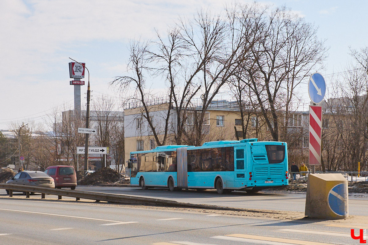 Вы уже успели прокатиться на новом автобусе-гармошке? Заметить его несложно. Мало того, что модель достигает в длину 18 метров, что существенно больше привычного, так она пока и не окрашена в красно-белый — цвет городского бренда общественного транспорта. Ищем голубой кузов на улицах Владимира и читаем в пути наши дорожные новости!