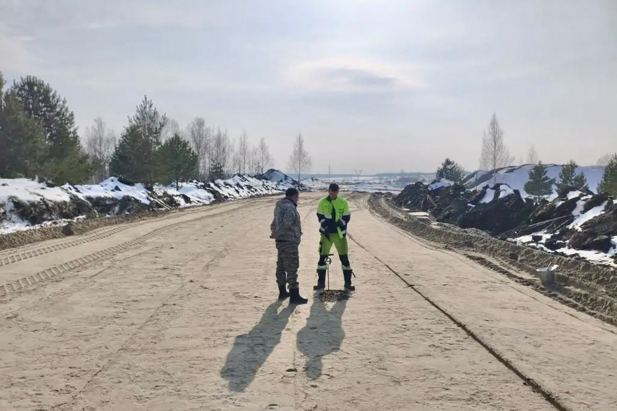 Вы уже успели прокатиться на новом автобусе-гармошке? Заметить его несложно. Мало того, что модель достигает в длину 18 метров, что существенно больше привычного, так она пока и не окрашена в красно-белый — цвет городского бренда общественного транспорта. Ищем голубой кузов на улицах Владимира и читаем в пути наши дорожные новости!