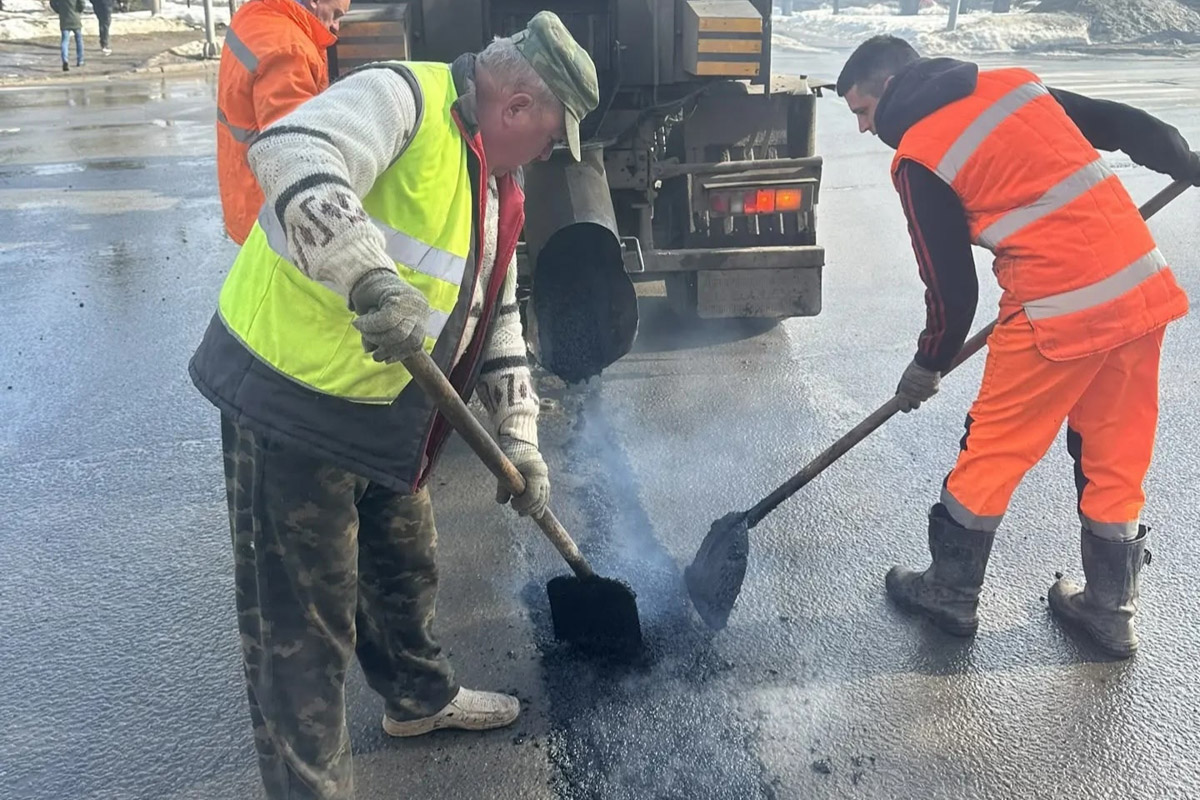Вы уже успели прокатиться на новом автобусе-гармошке? Заметить его несложно. Мало того, что модель достигает в длину 18 метров, что существенно больше привычного, так она пока и не окрашена в красно-белый — цвет городского бренда общественного транспорта. Ищем голубой кузов на улицах Владимира и читаем в пути наши дорожные новости!