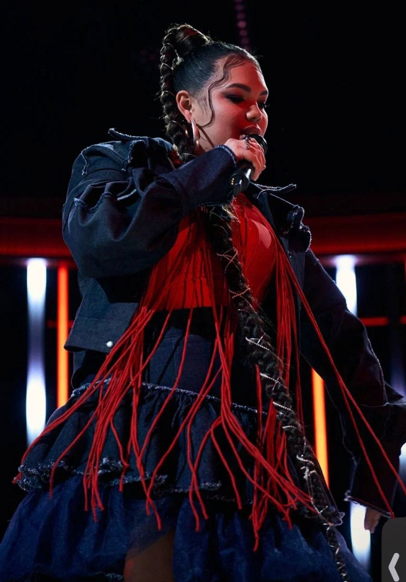 После триумфа на слепых прослушиваниях в шоу «Голос» владимирская певица Юлия Галкина буквально нарасхват у федеральных телеканалов. На Первом канале она выступила на одной сцене с Анной Асти, дуэтом исполнив ее хит «Царица», а до этого успела представить свою песню в Comedy Club на ТНТ!