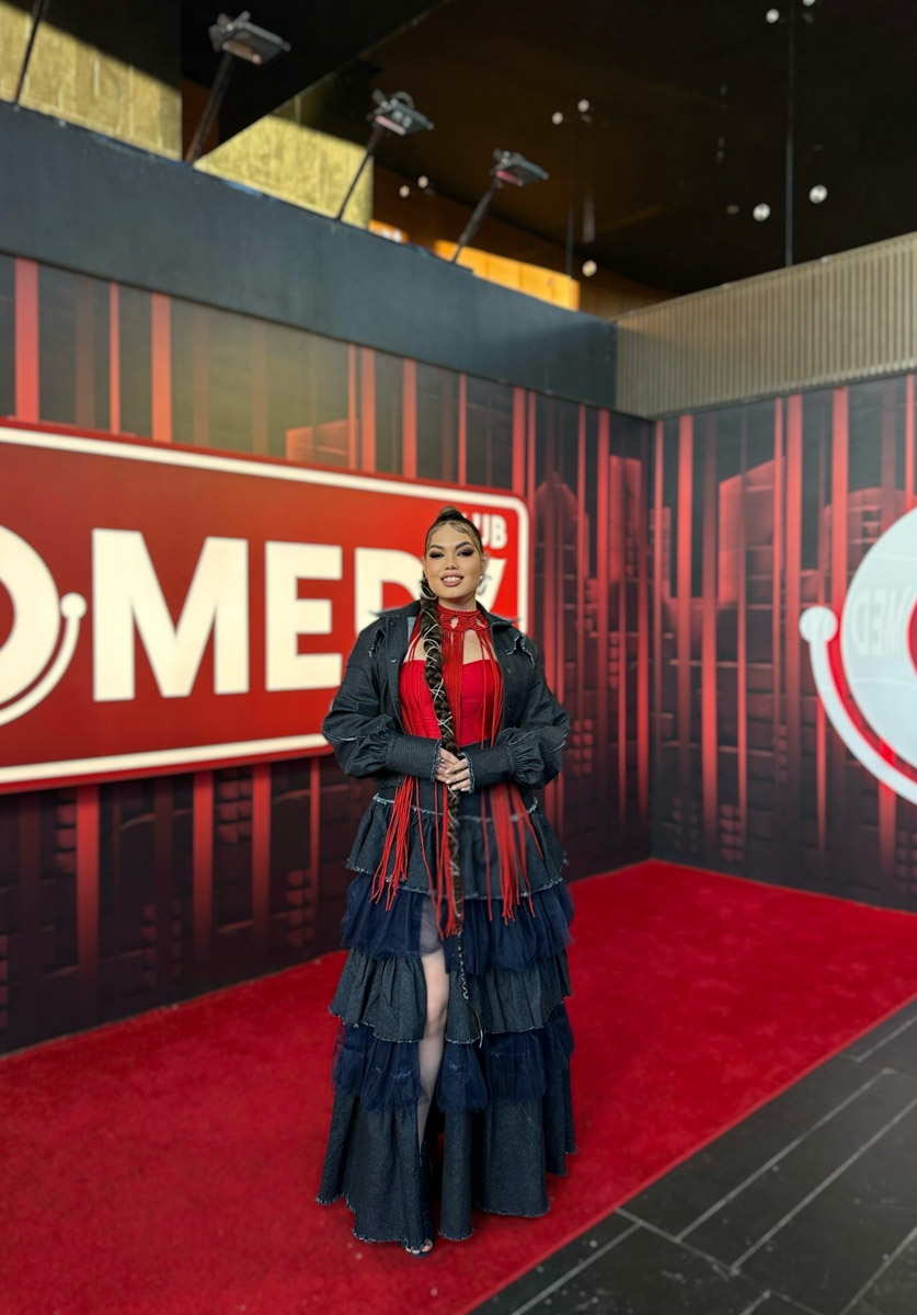 После триумфа на слепых прослушиваниях в шоу «Голос» владимирская певица Юлия Галкина буквально нарасхват у федеральных телеканалов. На Первом канале она выступила на одной сцене с Анной Асти, дуэтом исполнив ее хит «Царица», а до этого успела представить свою песню в Comedy Club на ТНТ!