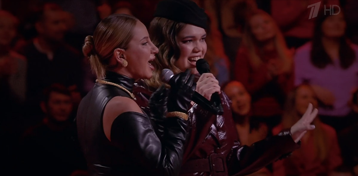 После триумфа на слепых прослушиваниях в шоу «Голос» владимирская певица Юлия Галкина буквально нарасхват у федеральных телеканалов. На Первом канале она выступила на одной сцене с Анной Асти, дуэтом исполнив ее хит «Царица», а до этого успела представить свою песню в Comedy Club на ТНТ!