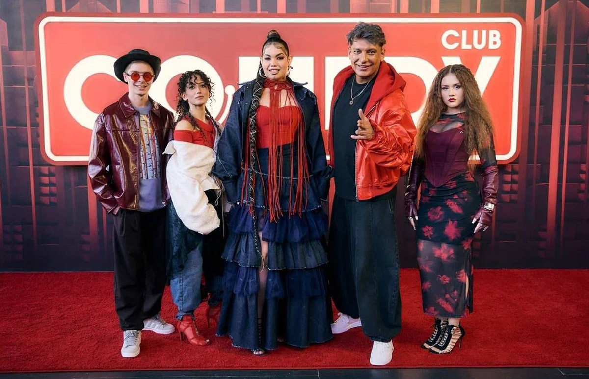 После триумфа на слепых прослушиваниях в шоу «Голос» владимирская певица Юлия Галкина буквально нарасхват у федеральных телеканалов. На Первом канале она выступила на одной сцене с Анной Асти, дуэтом исполнив ее хит «Царица», а до этого успела представить свою песню в Comedy Club на ТНТ!