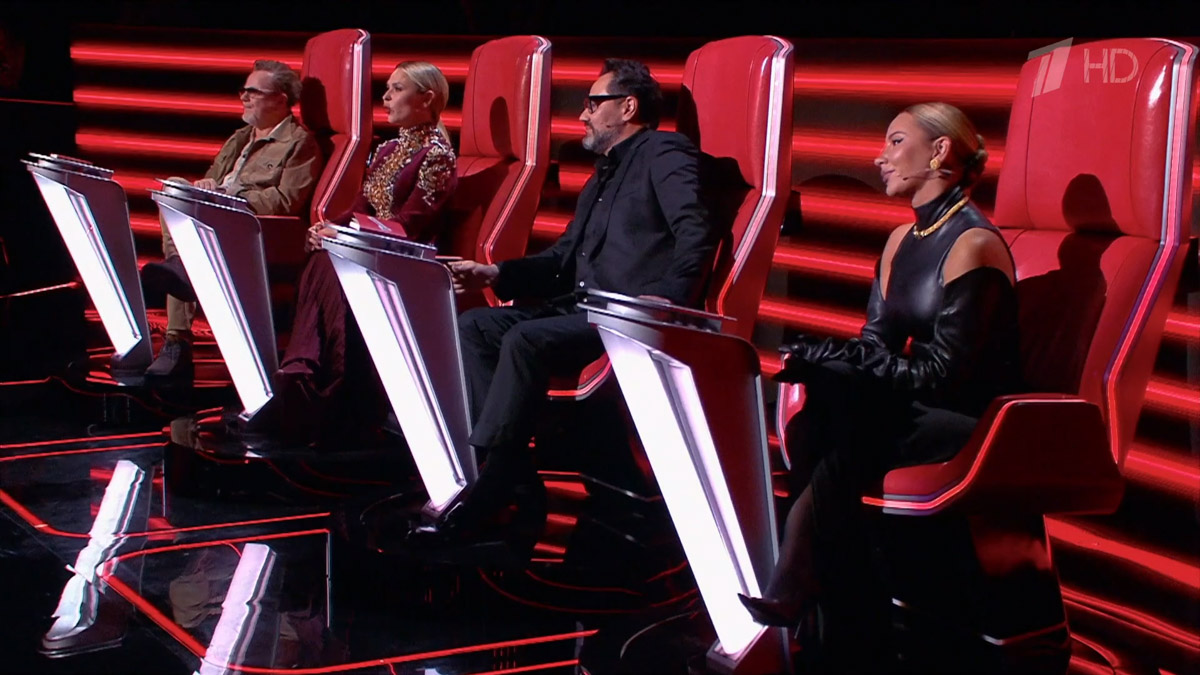 После триумфа на слепых прослушиваниях в шоу «Голос» владимирская певица Юлия Галкина буквально нарасхват у федеральных телеканалов. На Первом канале она выступила на одной сцене с Анной Асти, дуэтом исполнив ее хит «Царица», а до этого успела представить свою песню в Comedy Club на ТНТ!