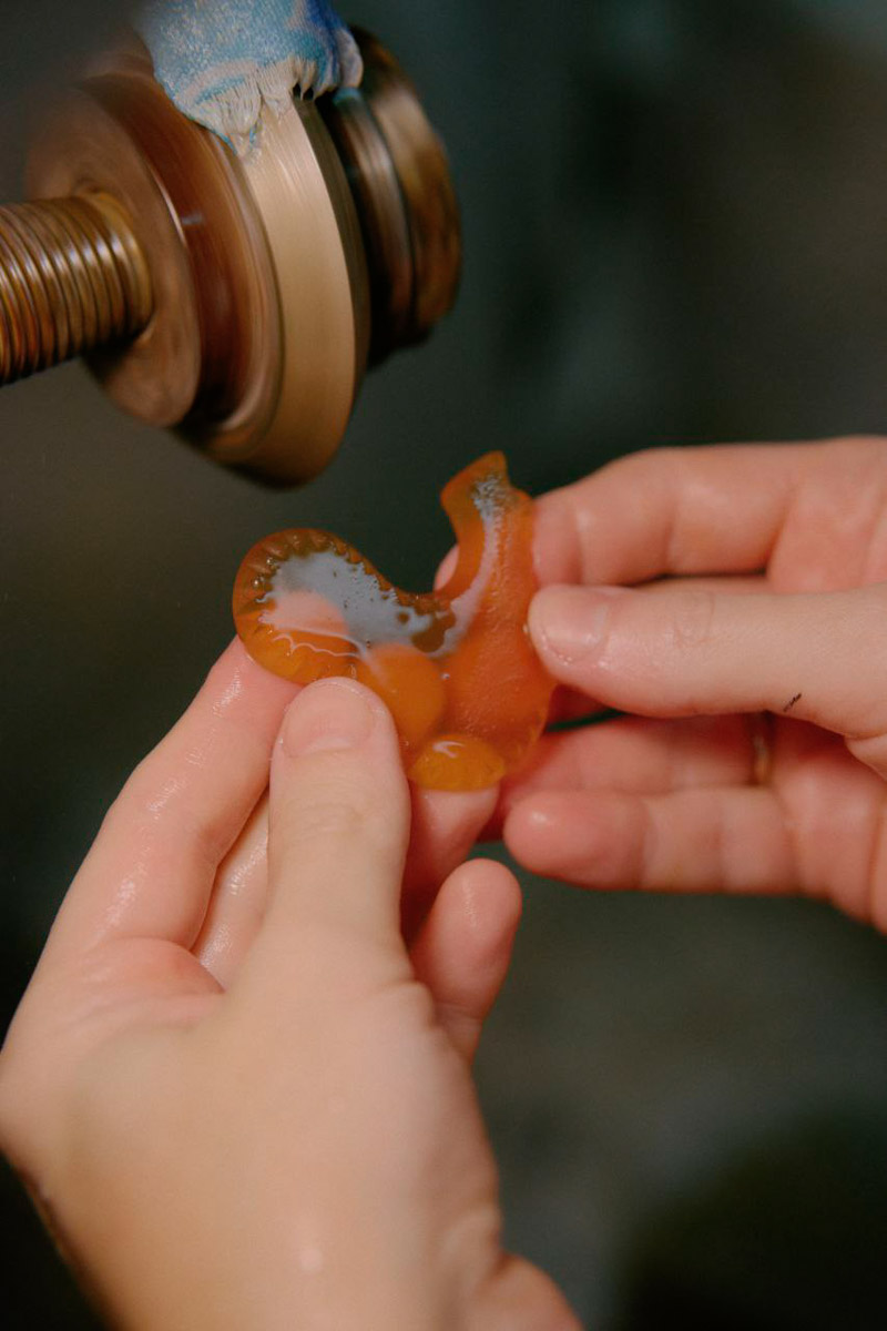 Коллаборации дизайнера Ульяны Сергеенко и Гусевского хрустального завода — это всегда блеск, красота и вдохновение. На этот раз мастера из Владимирской области создали эксклюзивные украшения для 23-й по счету коллекции Haute Couture Ulyana Sergeenko, посвященной 15-летию Дома. В ней читаются отсылки к архиву, истории и традициям высокой моды.