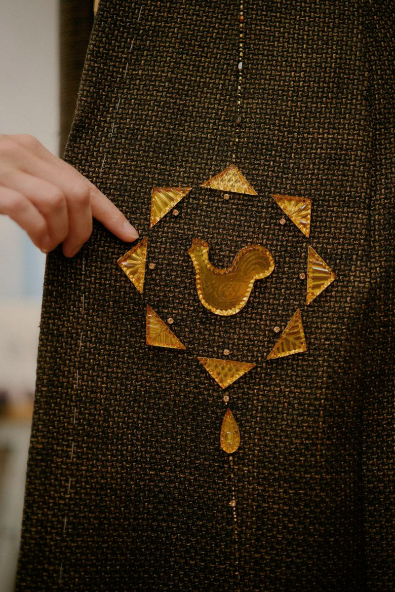 Коллаборации дизайнера Ульяны Сергеенко и Гусевского хрустального завода — это всегда блеск, красота и вдохновение. На этот раз мастера из Владимирской области создали эксклюзивные украшения для 23-й по счету коллекции Haute Couture Ulyana Sergeenko, посвященной 15-летию Дома. В ней читаются отсылки к архиву, истории и традициям высокой моды.