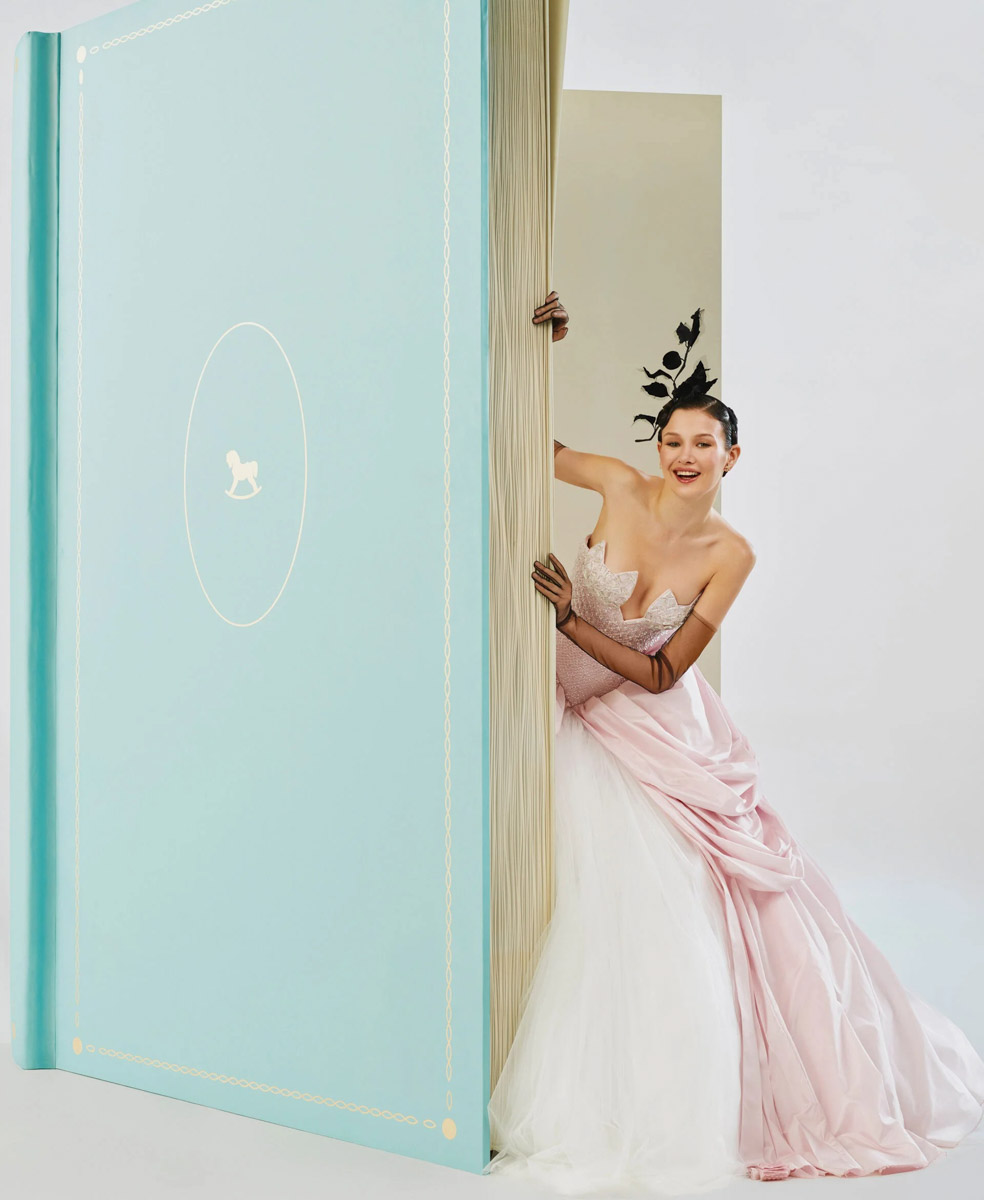 Коллаборации дизайнера Ульяны Сергеенко и Гусевского хрустального завода — это всегда блеск, красота и вдохновение. На этот раз мастера из Владимирской области создали эксклюзивные украшения для 23-й по счету коллекции Haute Couture Ulyana Sergeenko, посвященной 15-летию Дома. В ней читаются отсылки к архиву, истории и традициям высокой моды.