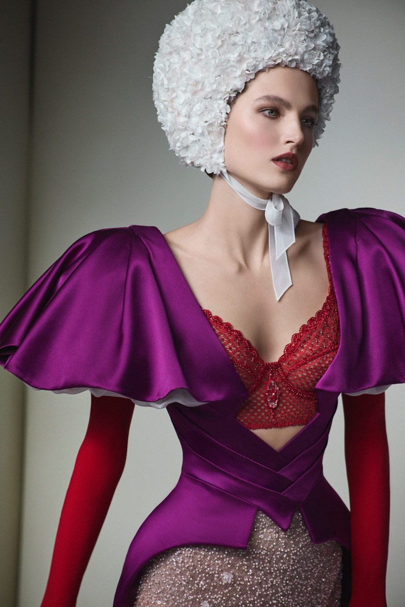 Коллаборации дизайнера Ульяны Сергеенко и Гусевского хрустального завода — это всегда блеск, красота и вдохновение. На этот раз мастера из Владимирской области создали эксклюзивные украшения для 23-й по счету коллекции Haute Couture Ulyana Sergeenko, посвященной 15-летию Дома. В ней читаются отсылки к архиву, истории и традициям высокой моды.