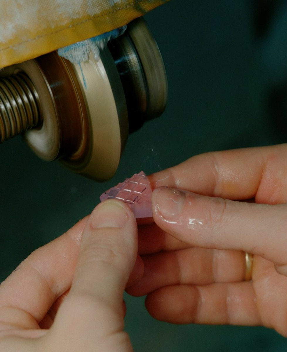 Коллаборации дизайнера Ульяны Сергеенко и Гусевского хрустального завода — это всегда блеск, красота и вдохновение. На этот раз мастера из Владимирской области создали эксклюзивные украшения для 23-й по счету коллекции Haute Couture Ulyana Sergeenko, посвященной 15-летию Дома. В ней читаются отсылки к архиву, истории и традициям высокой моды.