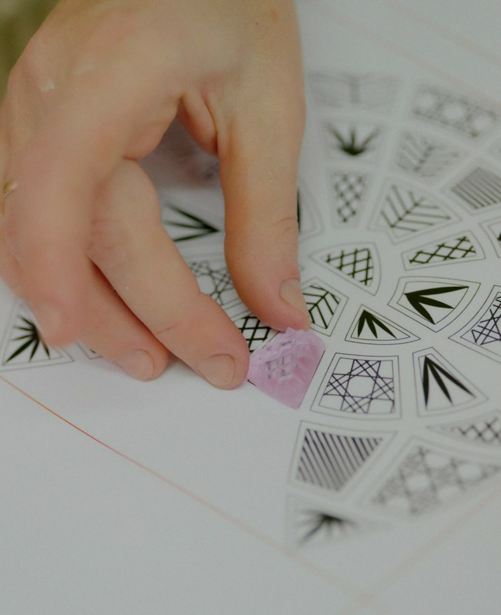 Коллаборации дизайнера Ульяны Сергеенко и Гусевского хрустального завода — это всегда блеск, красота и вдохновение. На этот раз мастера из Владимирской области создали эксклюзивные украшения для 23-й по счету коллекции Haute Couture Ulyana Sergeenko, посвященной 15-летию Дома. В ней читаются отсылки к архиву, истории и традициям высокой моды.