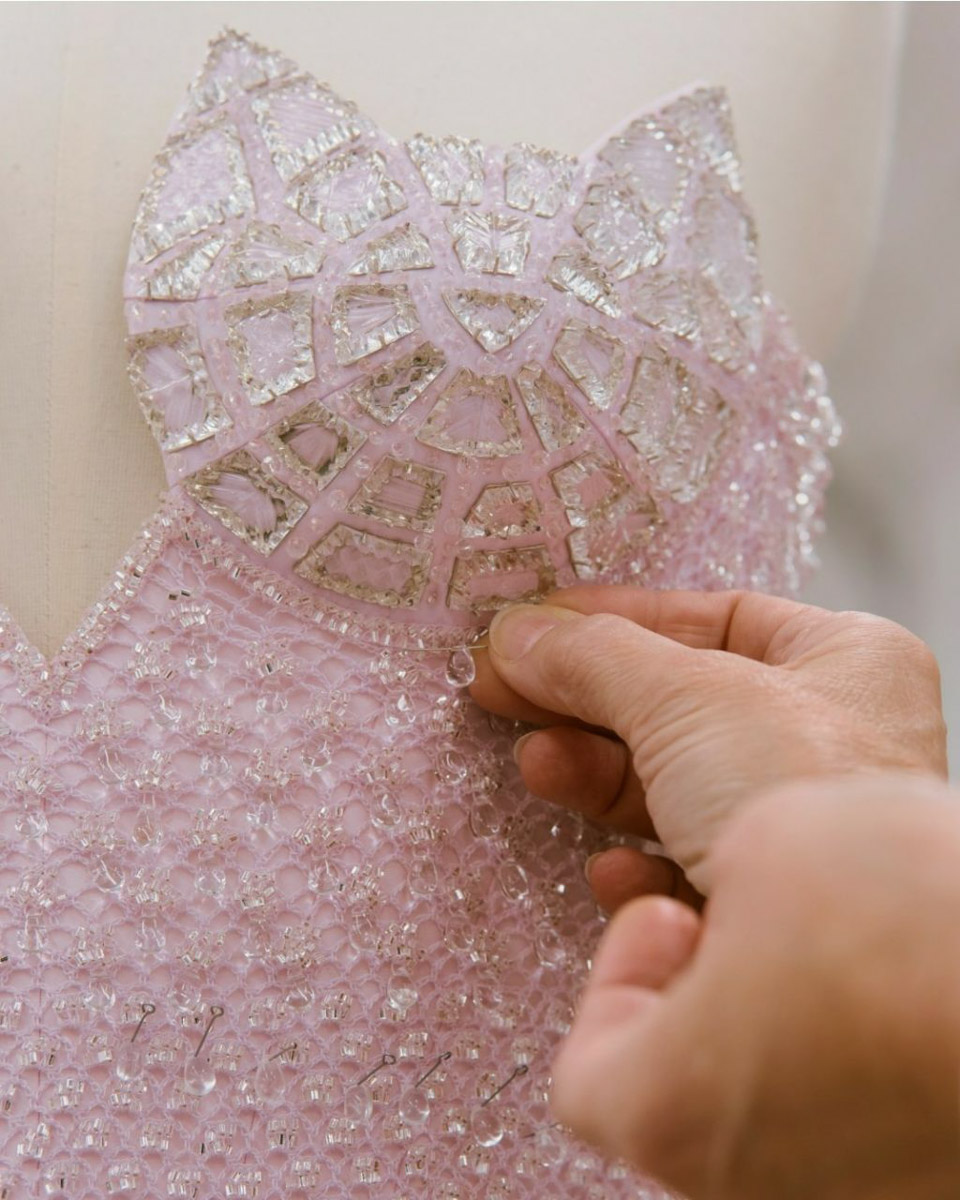 Коллаборации дизайнера Ульяны Сергеенко и Гусевского хрустального завода — это всегда блеск, красота и вдохновение. На этот раз мастера из Владимирской области создали эксклюзивные украшения для 23-й по счету коллекции Haute Couture Ulyana Sergeenko, посвященной 15-летию Дома. В ней читаются отсылки к архиву, истории и традициям высокой моды.