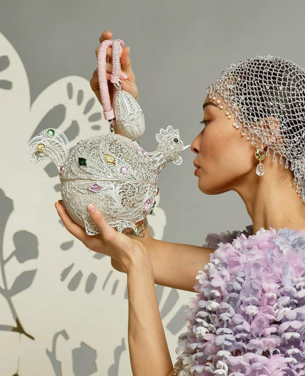 Коллаборации дизайнера Ульяны Сергеенко и Гусевского хрустального завода — это всегда блеск, красота и вдохновение. На этот раз мастера из Владимирской области создали эксклюзивные украшения для 23-й по счету коллекции Haute Couture Ulyana Sergeenko, посвященной 15-летию Дома. В ней читаются отсылки к архиву, истории и традициям высокой моды.