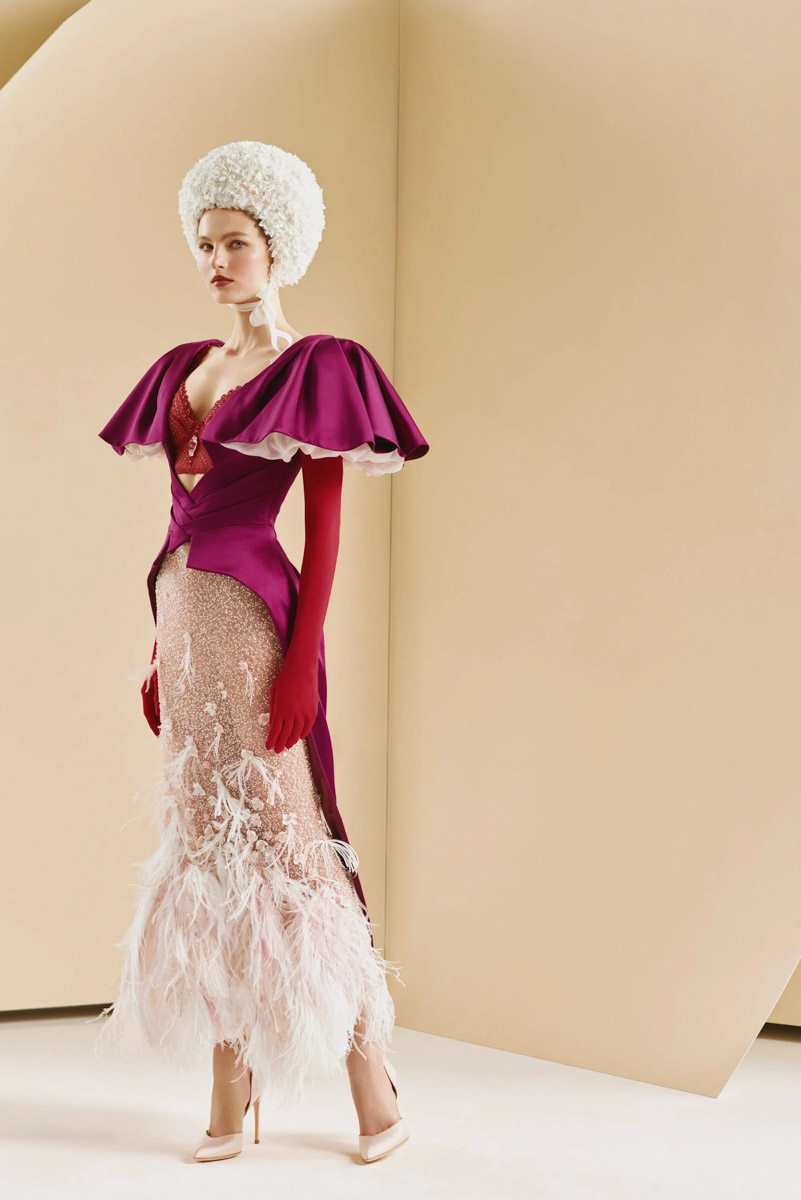 Коллаборации дизайнера Ульяны Сергеенко и Гусевского хрустального завода — это всегда блеск, красота и вдохновение. На этот раз мастера из Владимирской области создали эксклюзивные украшения для 23-й по счету коллекции Haute Couture Ulyana Sergeenko, посвященной 15-летию Дома. В ней читаются отсылки к архиву, истории и традициям высокой моды.