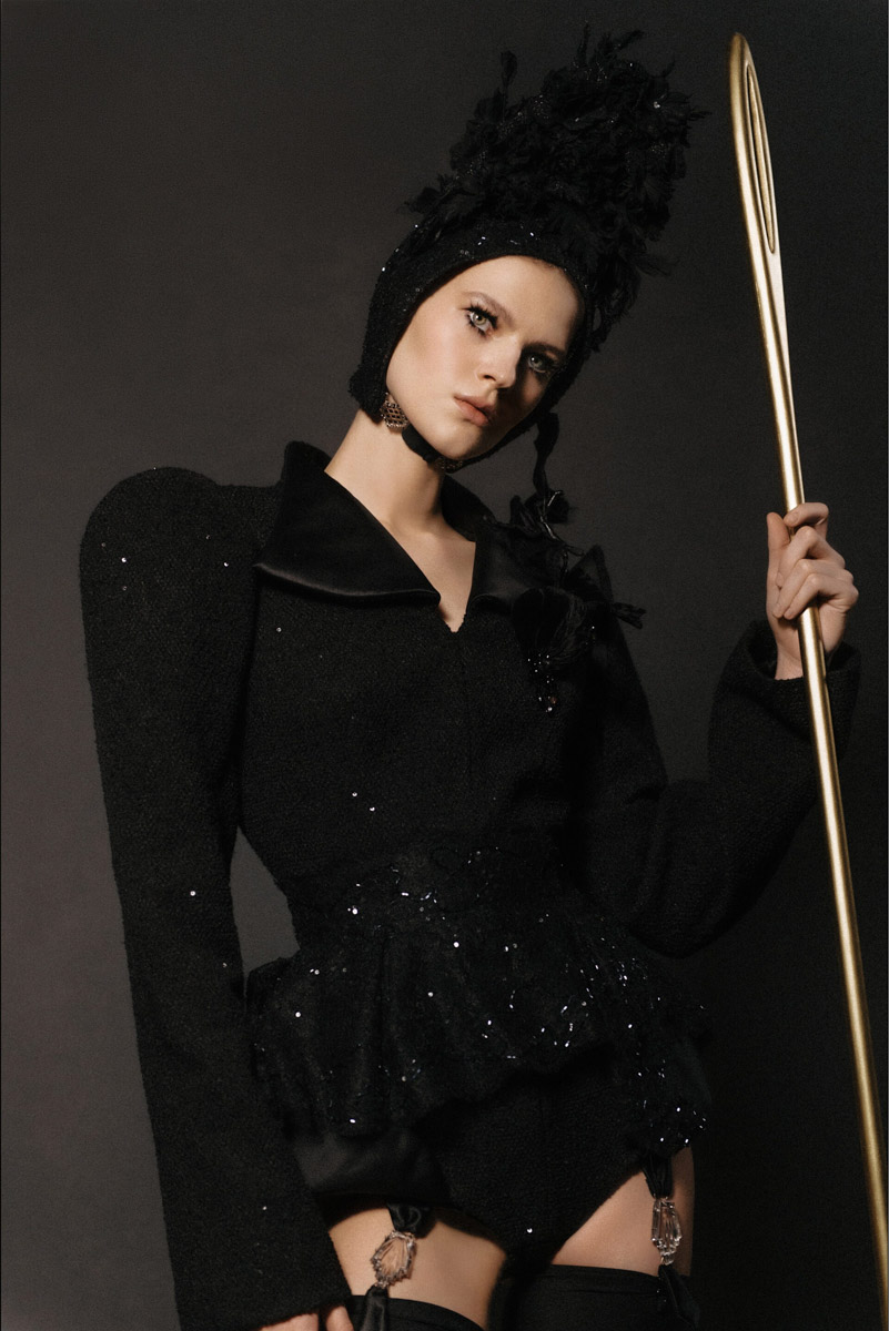 Коллаборации дизайнера Ульяны Сергеенко и Гусевского хрустального завода — это всегда блеск, красота и вдохновение. На этот раз мастера из Владимирской области создали эксклюзивные украшения для 23-й по счету коллекции Haute Couture Ulyana Sergeenko, посвященной 15-летию Дома. В ней читаются отсылки к архиву, истории и традициям высокой моды.