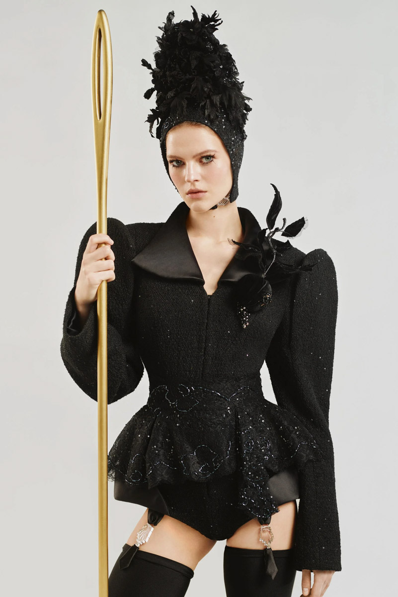 Коллаборации дизайнера Ульяны Сергеенко и Гусевского хрустального завода — это всегда блеск, красота и вдохновение. На этот раз мастера из Владимирской области создали эксклюзивные украшения для 23-й по счету коллекции Haute Couture Ulyana Sergeenko, посвященной 15-летию Дома. В ней читаются отсылки к архиву, истории и традициям высокой моды.