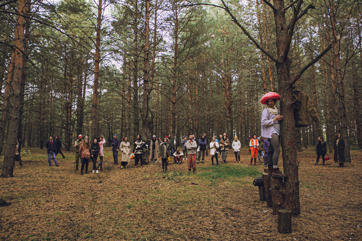 Сельский театр в Фомихе перестал быть просто «точкой на карте» Камешковского района. Сегодня это полноценный культурный хаб, чей голос слышен далеко за пределами области. И сейчас внутри «дома-ковчега» вызревает мощная музыкальная автономия. Композитор Вася Карпов — человек, ответственный за аудиоландшафт Фомихи, — выпустил альбом «Суздальска кобыль».