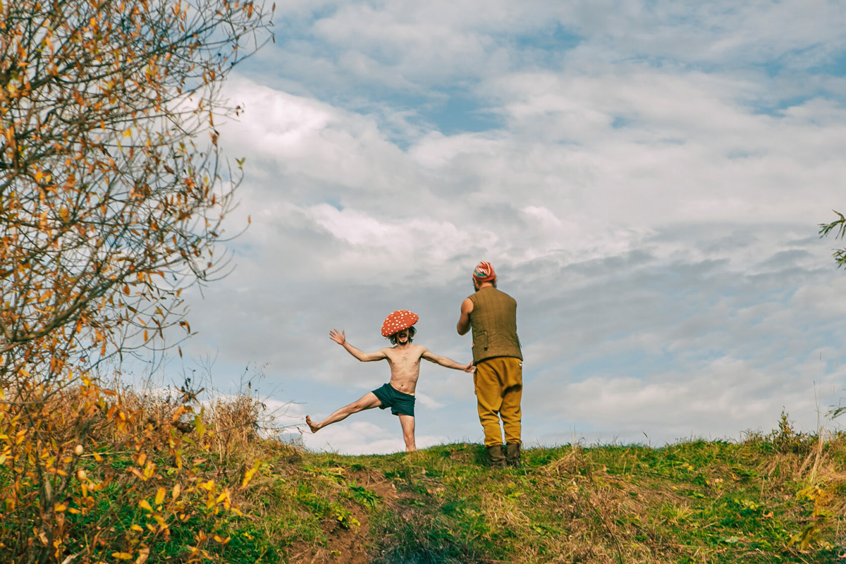 Сельский театр в Фомихе перестал быть просто «точкой на карте» Камешковского района. Сегодня это полноценный культурный хаб, чей голос слышен далеко за пределами области. И сейчас внутри «дома-ковчега» вызревает мощная музыкальная автономия. Композитор Вася Карпов — человек, ответственный за аудиоландшафт Фомихи, — выпустил альбом «Суздальска кобыль».