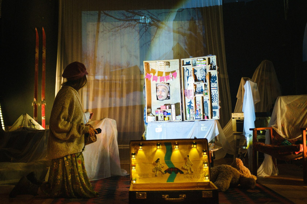 Сельский театр в Фомихе перестал быть просто «точкой на карте» Камешковского района. Сегодня это полноценный культурный хаб, чей голос слышен далеко за пределами области. И сейчас внутри «дома-ковчега» вызревает мощная музыкальная автономия. Композитор Вася Карпов — человек, ответственный за аудиоландшафт Фомихи, — выпустил альбом «Суздальска кобыль».