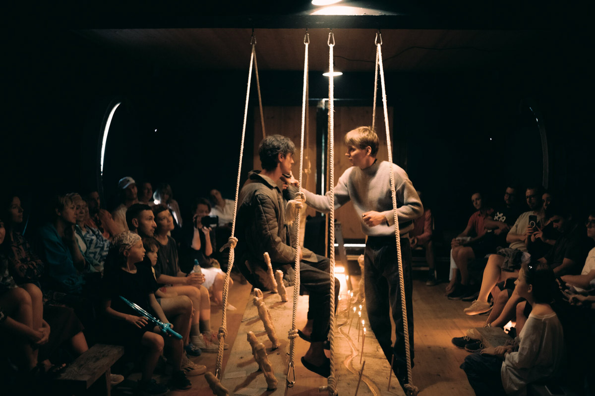 Сельский театр в Фомихе перестал быть просто «точкой на карте» Камешковского района. Сегодня это полноценный культурный хаб, чей голос слышен далеко за пределами области. И сейчас внутри «дома-ковчега» вызревает мощная музыкальная автономия. Композитор Вася Карпов — человек, ответственный за аудиоландшафт Фомихи, — выпустил альбом «Суздальска кобыль».