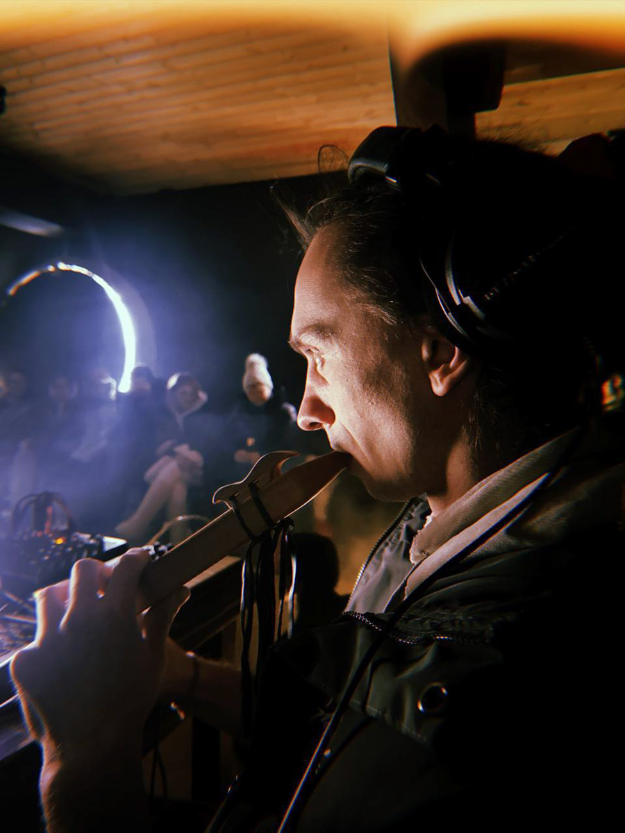 Сельский театр в Фомихе перестал быть просто «точкой на карте» Камешковского района. Сегодня это полноценный культурный хаб, чей голос слышен далеко за пределами области. И сейчас внутри «дома-ковчега» вызревает мощная музыкальная автономия. Композитор Вася Карпов — человек, ответственный за аудиоландшафт Фомихи, — выпустил альбом «Суздальска кобыль».