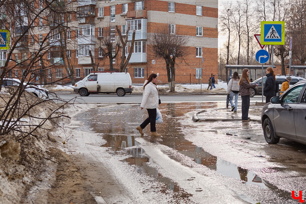 После аномально снежной зимы владимирцы были морально готовы к широкому весеннему разливу в черте города. Казалось, большие и глубокие лужи неизбежны. Однако сугробы активно тают под мартовским солнцем вторую неделю, вот только ручьи никуда не текут и не бегут. Точнее, они, конечно же, есть, но в куда более скромном количестве, нежели ожидалось.