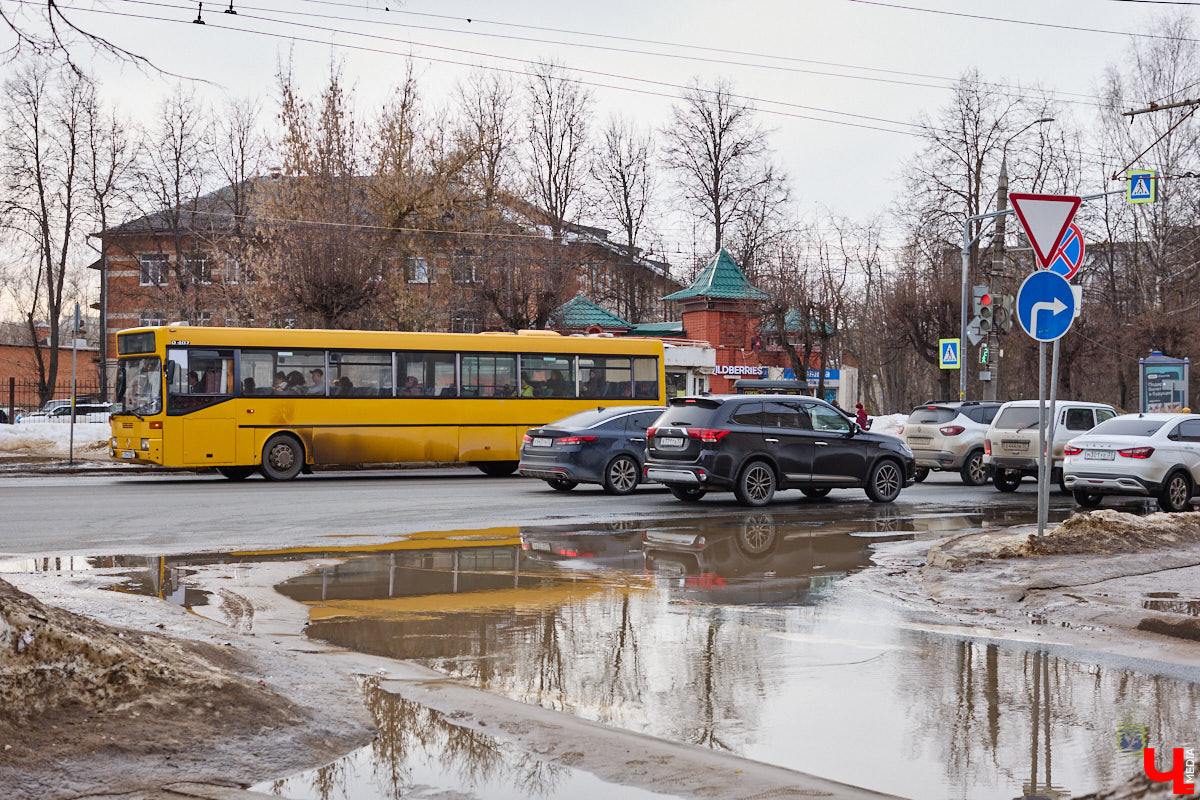 После аномально снежной зимы владимирцы были морально готовы к широкому весеннему разливу в черте города. Казалось, большие и глубокие лужи неизбежны. Однако сугробы активно тают под мартовским солнцем вторую неделю, вот только ручьи никуда не текут и не бегут. Точнее, они, конечно же, есть, но в куда более скромном количестве, нежели ожидалось.
