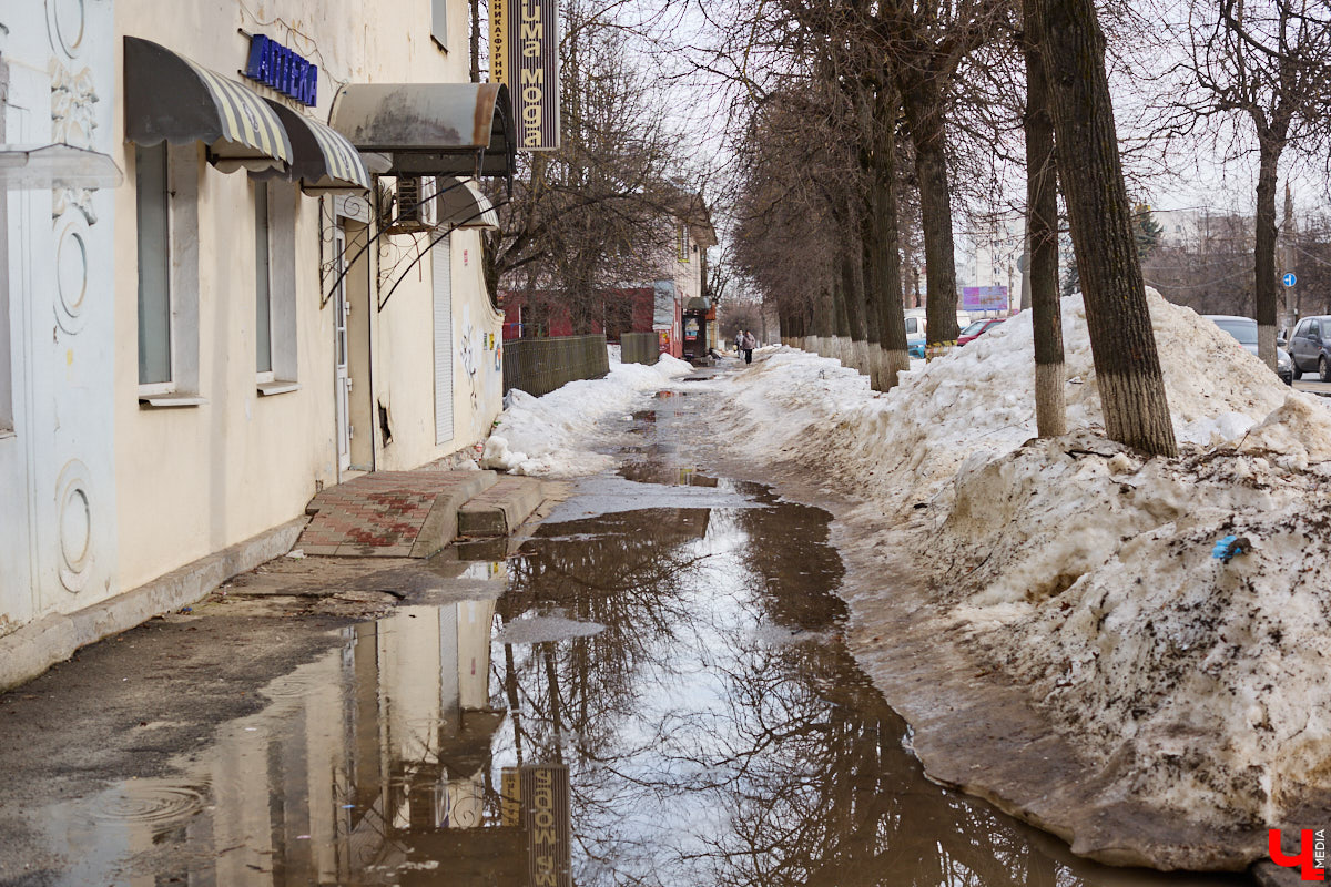 После аномально снежной зимы владимирцы были морально готовы к широкому весеннему разливу в черте города. Казалось, большие и глубокие лужи неизбежны. Однако сугробы активно тают под мартовским солнцем вторую неделю, вот только ручьи никуда не текут и не бегут. Точнее, они, конечно же, есть, но в куда более скромном количестве, нежели ожидалось.