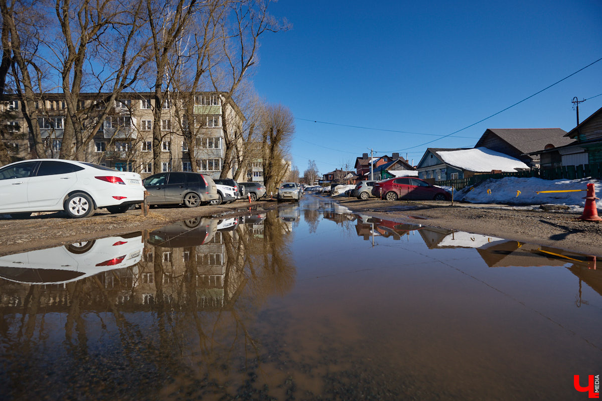 После аномально снежной зимы владимирцы были морально готовы к широкому весеннему разливу в черте города. Казалось, большие и глубокие лужи неизбежны. Однако сугробы активно тают под мартовским солнцем вторую неделю, вот только ручьи никуда не текут и не бегут. Точнее, они, конечно же, есть, но в куда более скромном количестве, нежели ожидалось.