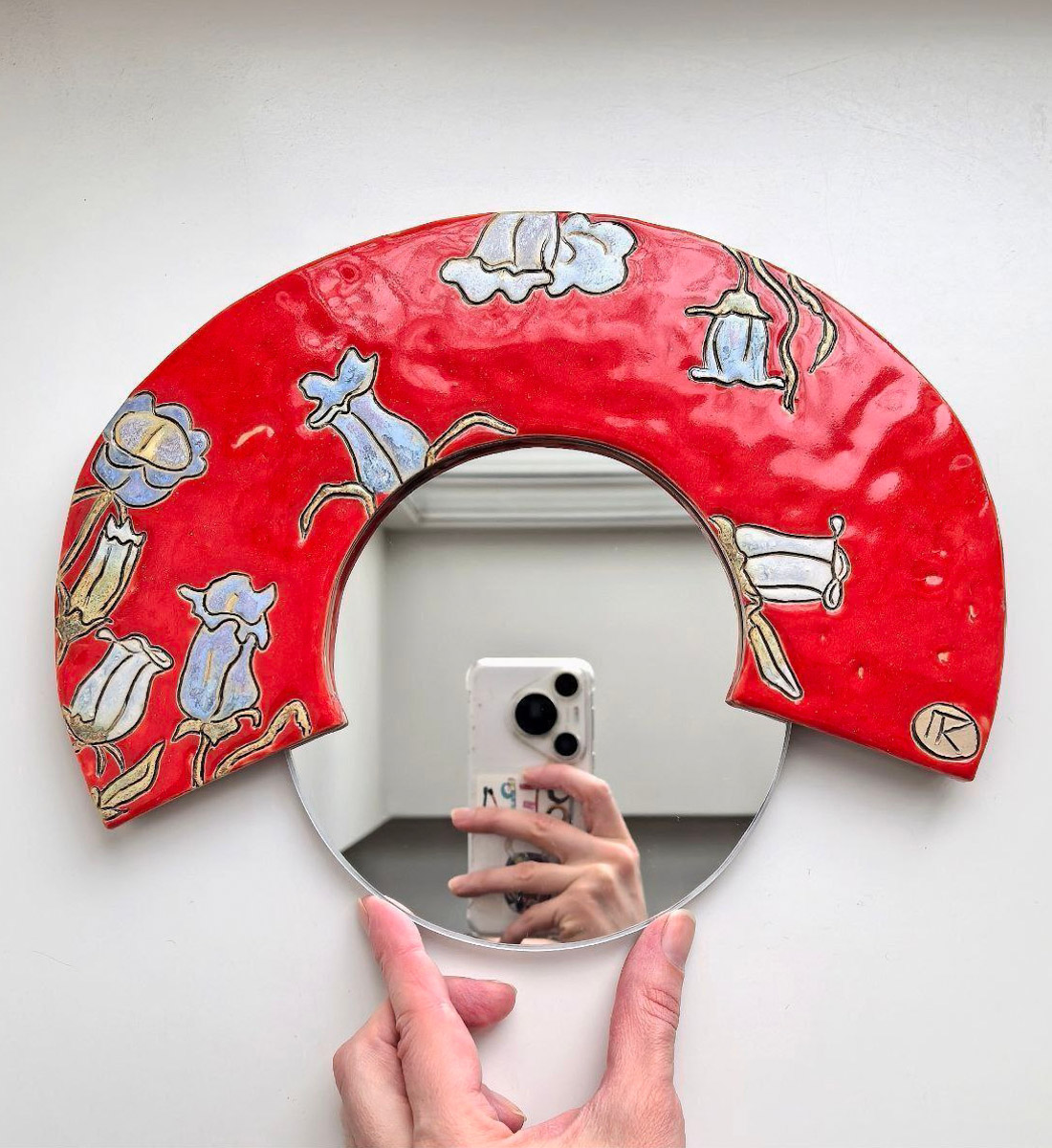 Керамика появилась в жизни Елизаветы Зеленцовой шесть лет назад, и скучным ее творчество точно не назовешь! Сейчас мастерица из Владимира создает удивительные арт-объекты: панно с историческими интерьерами и зеркала-кокошники, сочетающие в себе старину и современность.