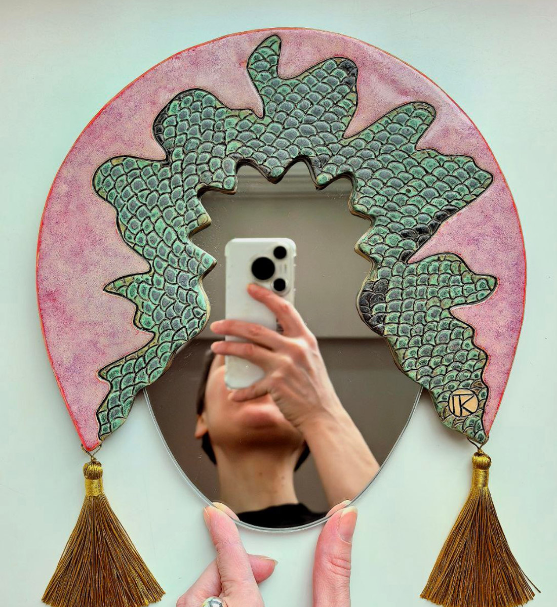 Керамика появилась в жизни Елизаветы Зеленцовой шесть лет назад, и скучным ее творчество точно не назовешь! Сейчас мастерица из Владимира создает удивительные арт-объекты: панно с историческими интерьерами и зеркала-кокошники, сочетающие в себе старину и современность.