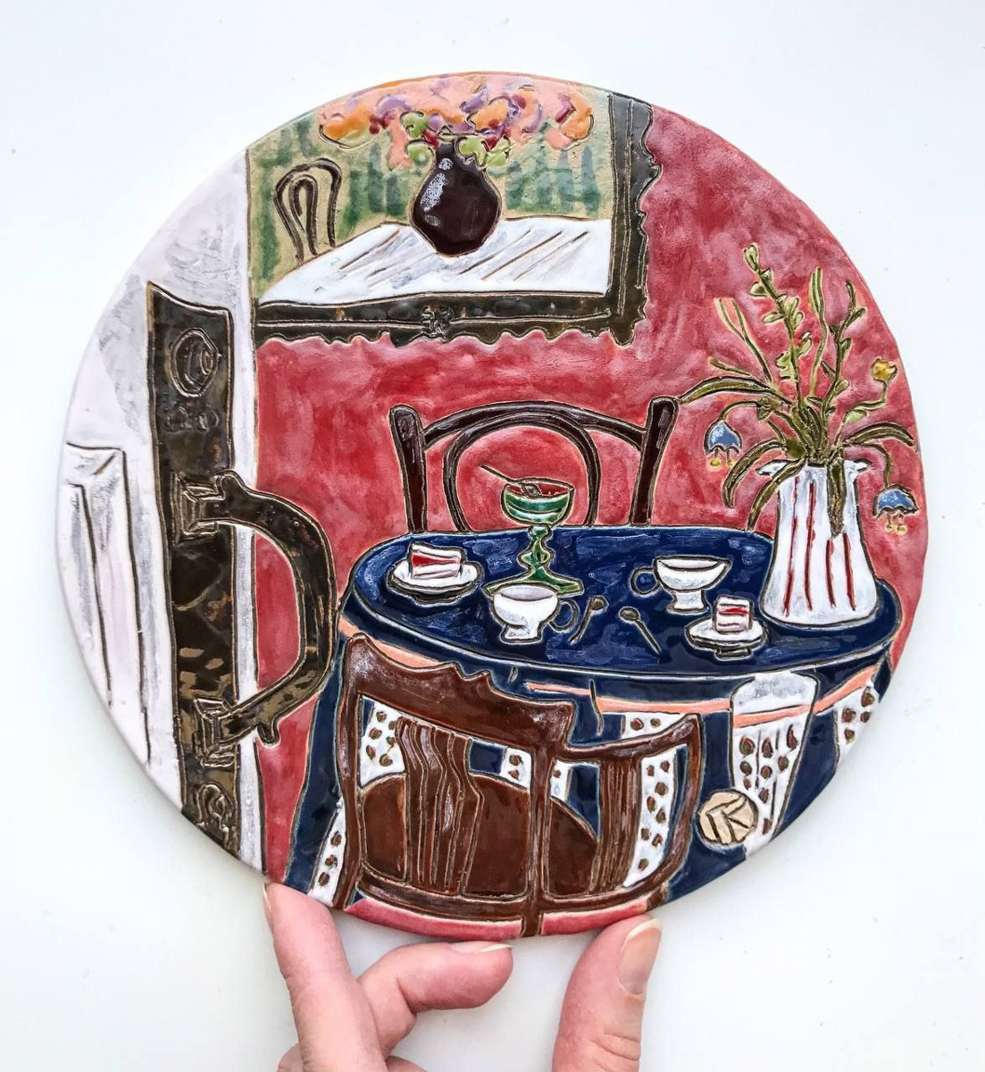 Керамика появилась в жизни Елизаветы Зеленцовой шесть лет назад, и скучным ее творчество точно не назовешь! Сейчас мастерица из Владимира создает удивительные арт-объекты: панно с историческими интерьерами и зеркала-кокошники, сочетающие в себе старину и современность.