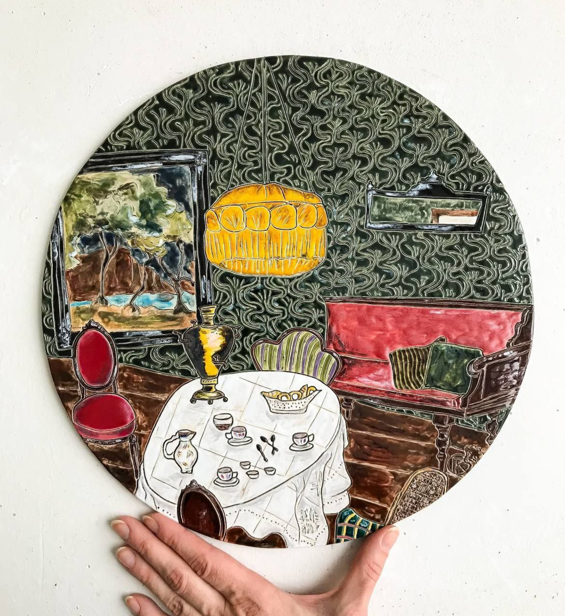 Керамика появилась в жизни Елизаветы Зеленцовой шесть лет назад, и скучным ее творчество точно не назовешь! Сейчас мастерица из Владимира создает удивительные арт-объекты: панно с историческими интерьерами и зеркала-кокошники, сочетающие в себе старину и современность.