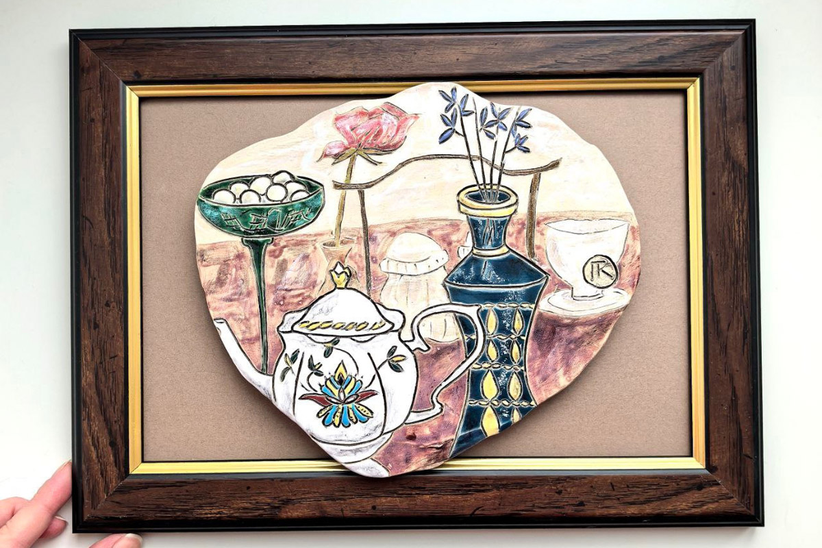 Керамика появилась в жизни Елизаветы Зеленцовой шесть лет назад, и скучным ее творчество точно не назовешь! Сейчас мастерица из Владимира создает удивительные арт-объекты: панно с историческими интерьерами и зеркала-кокошники, сочетающие в себе старину и современность.