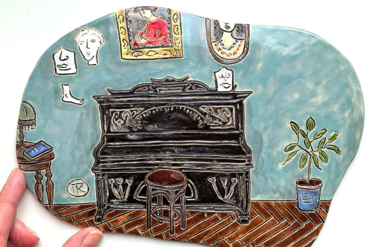 Керамика появилась в жизни Елизаветы Зеленцовой шесть лет назад, и скучным ее творчество точно не назовешь! Сейчас мастерица из Владимира создает удивительные арт-объекты: панно с историческими интерьерами и зеркала-кокошники, сочетающие в себе старину и современность.