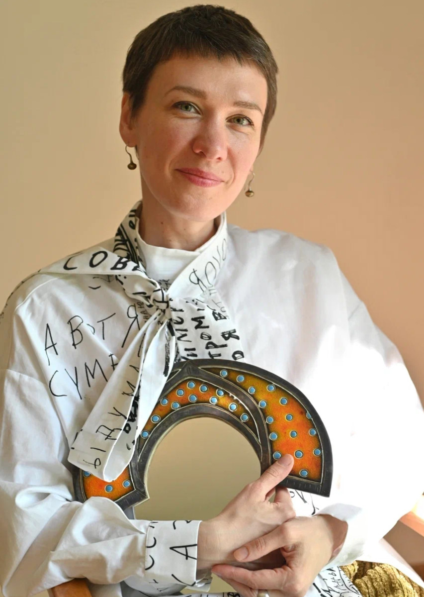 Керамика появилась в жизни Елизаветы Зеленцовой шесть лет назад, и скучным ее творчество точно не назовешь! Сейчас мастерица из Владимира создает удивительные арт-объекты: панно с историческими интерьерами и зеркала-кокошники, сочетающие в себе старину и современность.