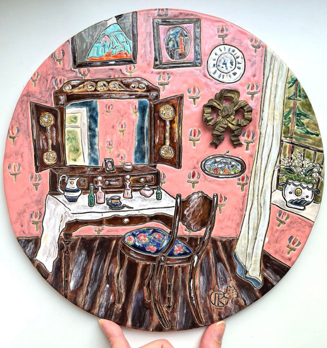 Керамика появилась в жизни Елизаветы Зеленцовой шесть лет назад, и скучным ее творчество точно не назовешь! Сейчас мастерица из Владимира создает удивительные арт-объекты: панно с историческими интерьерами и зеркала-кокошники, сочетающие в себе старину и современность.