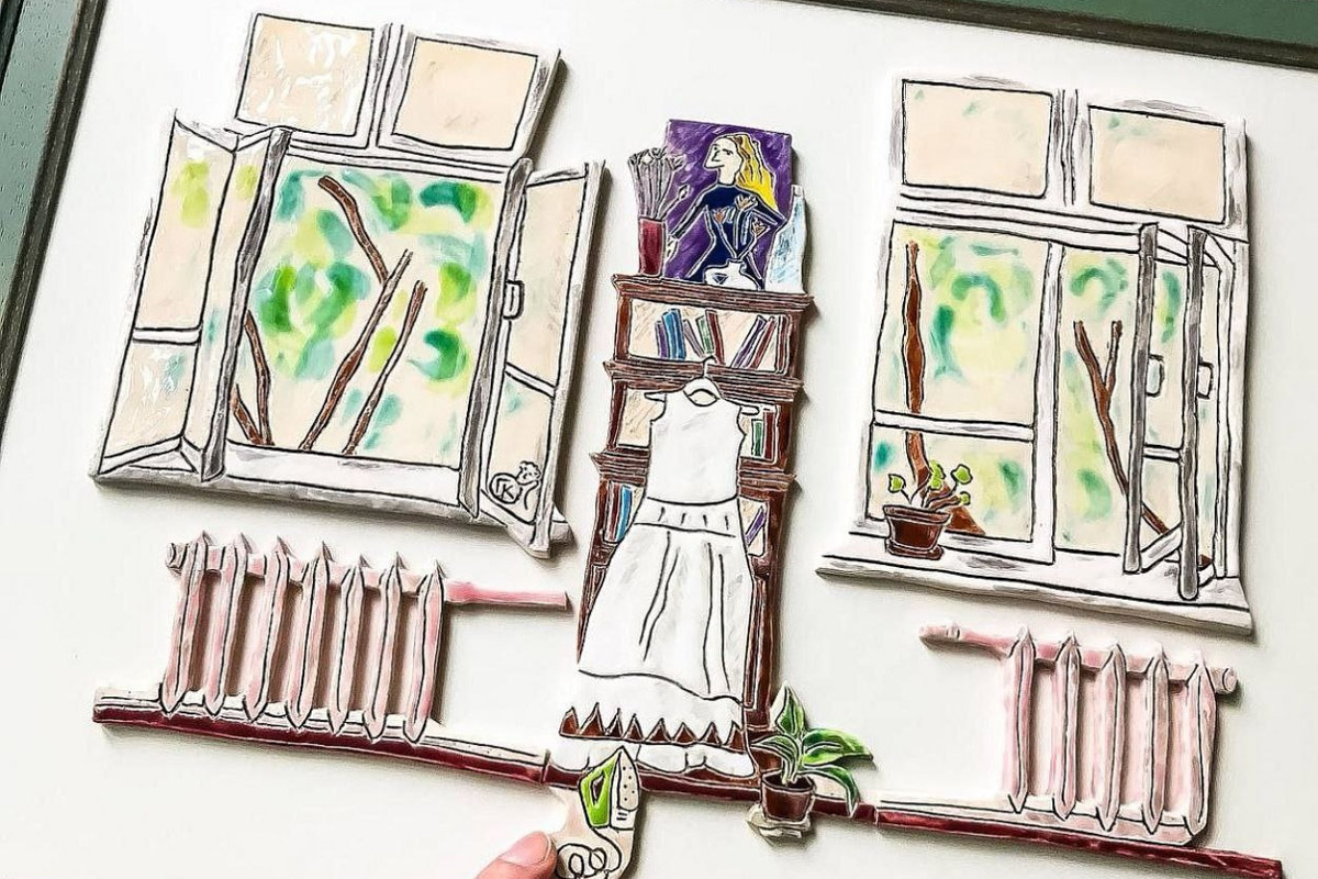 Керамика появилась в жизни Елизаветы Зеленцовой шесть лет назад, и скучным ее творчество точно не назовешь! Сейчас мастерица из Владимира создает удивительные арт-объекты: панно с историческими интерьерами и зеркала-кокошники, сочетающие в себе старину и современность.