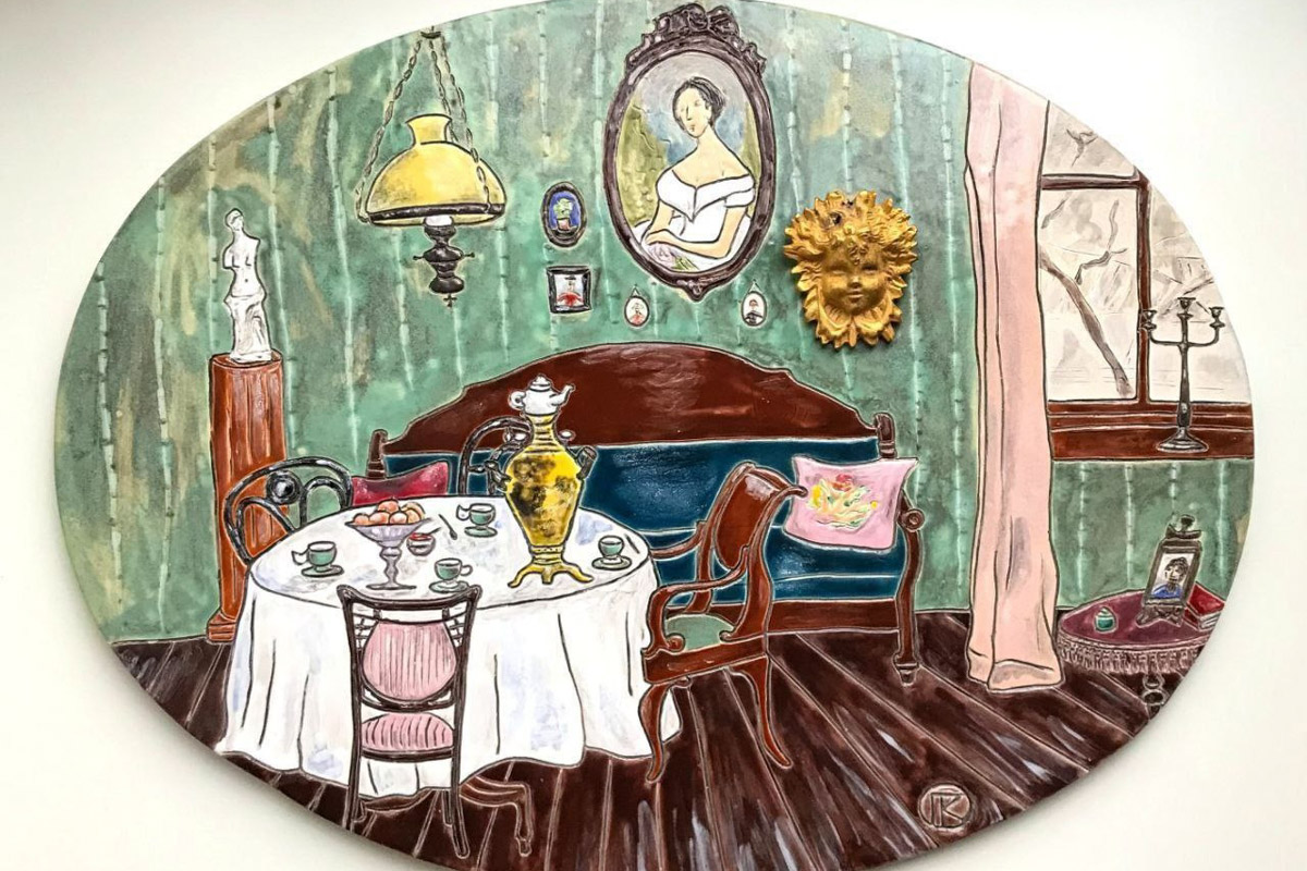 Керамика появилась в жизни Елизаветы Зеленцовой шесть лет назад, и скучным ее творчество точно не назовешь! Сейчас мастерица из Владимира создает удивительные арт-объекты: панно с историческими интерьерами и зеркала-кокошники, сочетающие в себе старину и современность.