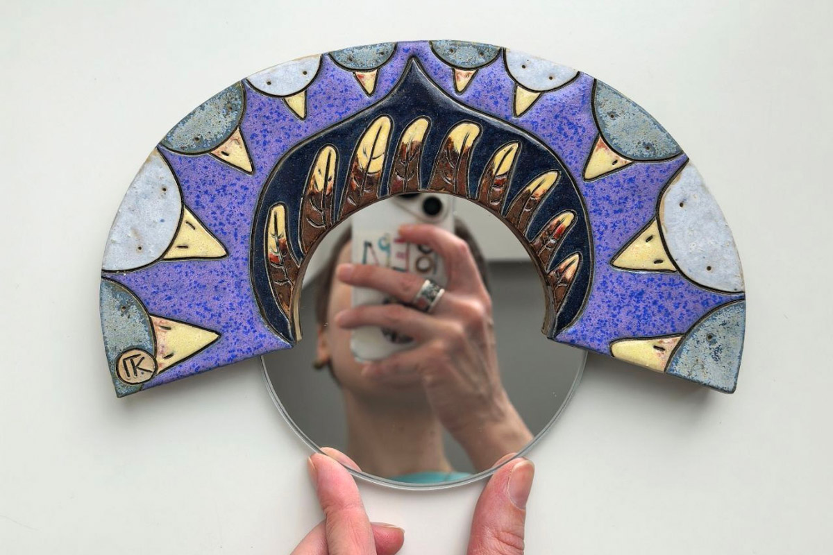 Керамика появилась в жизни Елизаветы Зеленцовой шесть лет назад, и скучным ее творчество точно не назовешь! Сейчас мастерица из Владимира создает удивительные арт-объекты: панно с историческими интерьерами и зеркала-кокошники, сочетающие в себе старину и современность.