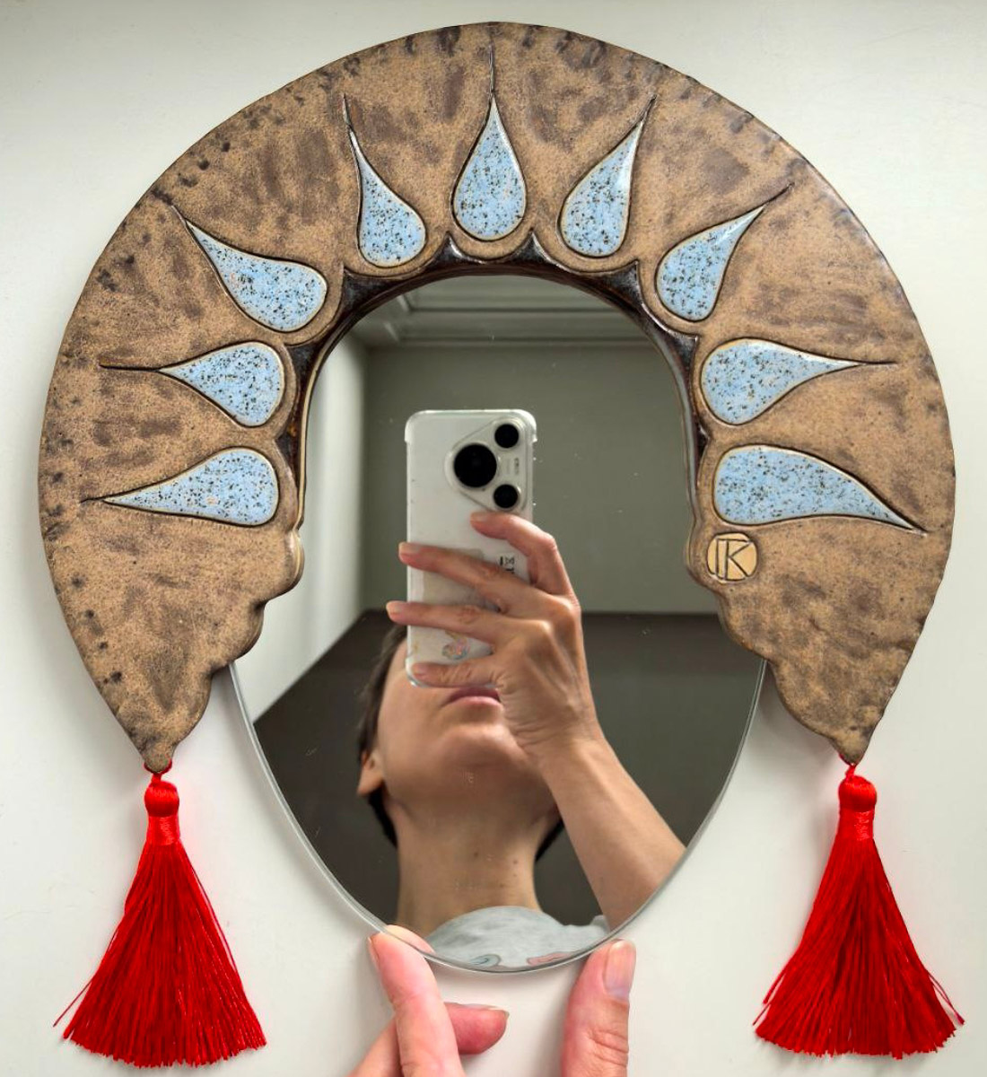 Керамика появилась в жизни Елизаветы Зеленцовой шесть лет назад, и скучным ее творчество точно не назовешь! Сейчас мастерица из Владимира создает удивительные арт-объекты: панно с историческими интерьерами и зеркала-кокошники, сочетающие в себе старину и современность.