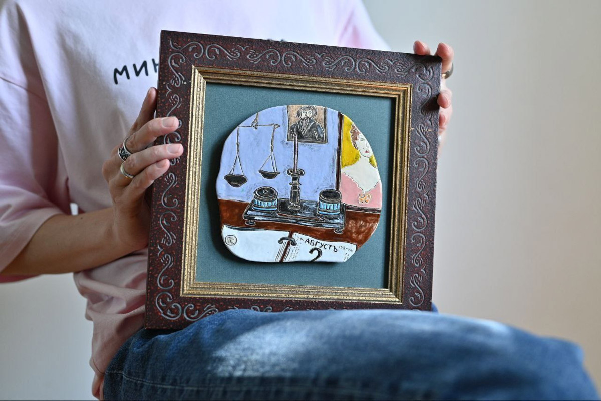 Керамика появилась в жизни Елизаветы Зеленцовой шесть лет назад, и скучным ее творчество точно не назовешь! Сейчас мастерица из Владимира создает удивительные арт-объекты: панно с историческими интерьерами и зеркала-кокошники, сочетающие в себе старину и современность.