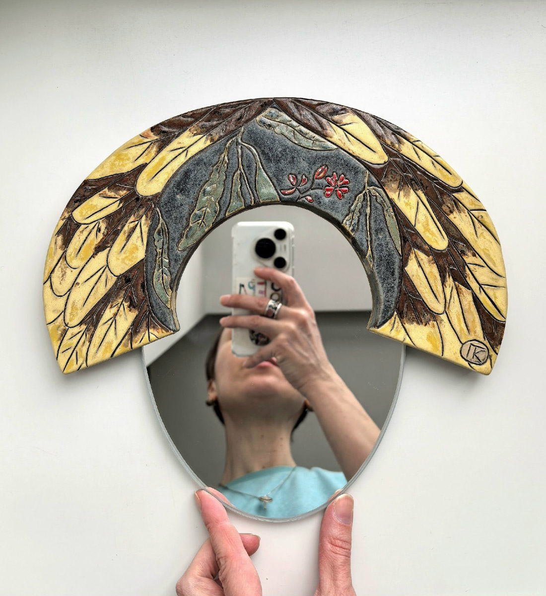 Керамика появилась в жизни Елизаветы Зеленцовой шесть лет назад, и скучным ее творчество точно не назовешь! Сейчас мастерица из Владимира создает удивительные арт-объекты: панно с историческими интерьерами и зеркала-кокошники, сочетающие в себе старину и современность.