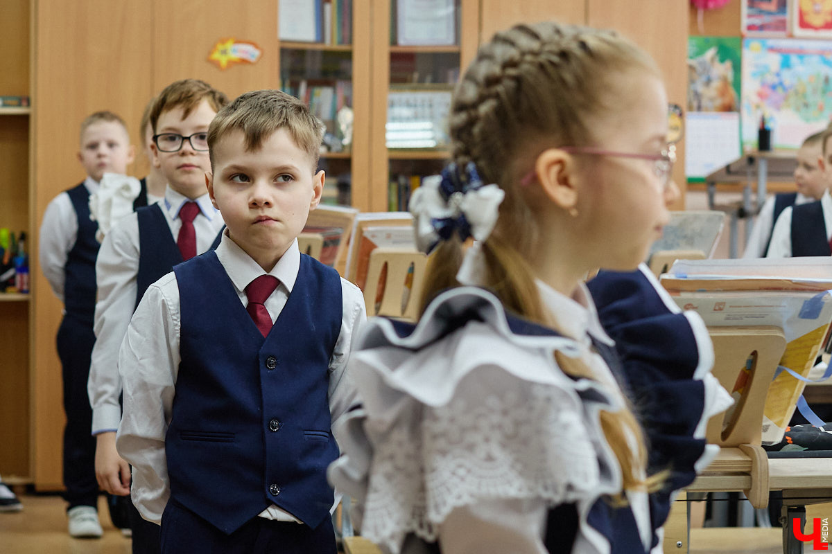 Ученики первого класса школы № 37 учатся в режиме сенсорной свободы и психомоторной раскрепощенности по методике Базарного. Каждые 15 минут дети по очереди встают и садятся, следят за знаком бесконечности на потолке, балансируют на тренажере, много играют и мало болеют. «Ключ-Медиа» пригласили на занятия по необычной программе.