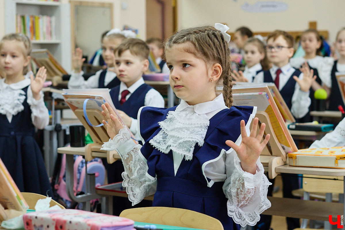 Ученики первого класса школы № 37 учатся в режиме сенсорной свободы и психомоторной раскрепощенности по методике Базарного. Каждые 15 минут дети по очереди встают и садятся, следят за знаком бесконечности на потолке, балансируют на тренажере, много играют и мало болеют. «Ключ-Медиа» пригласили на занятия по необычной программе.