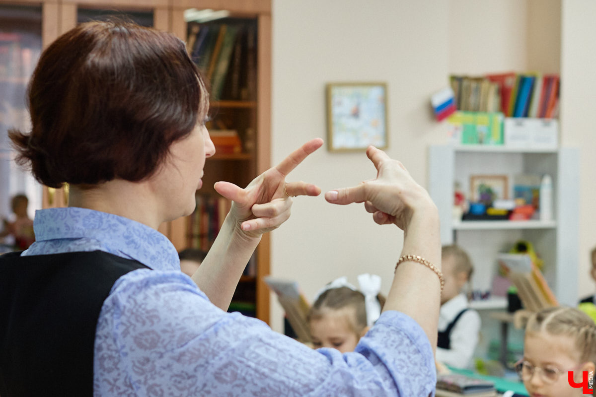 Ученики первого класса школы № 37 учатся в режиме сенсорной свободы и психомоторной раскрепощенности по методике Базарного. Каждые 15 минут дети по очереди встают и садятся, следят за знаком бесконечности на потолке, балансируют на тренажере, много играют и мало болеют. «Ключ-Медиа» пригласили на занятия по необычной программе.