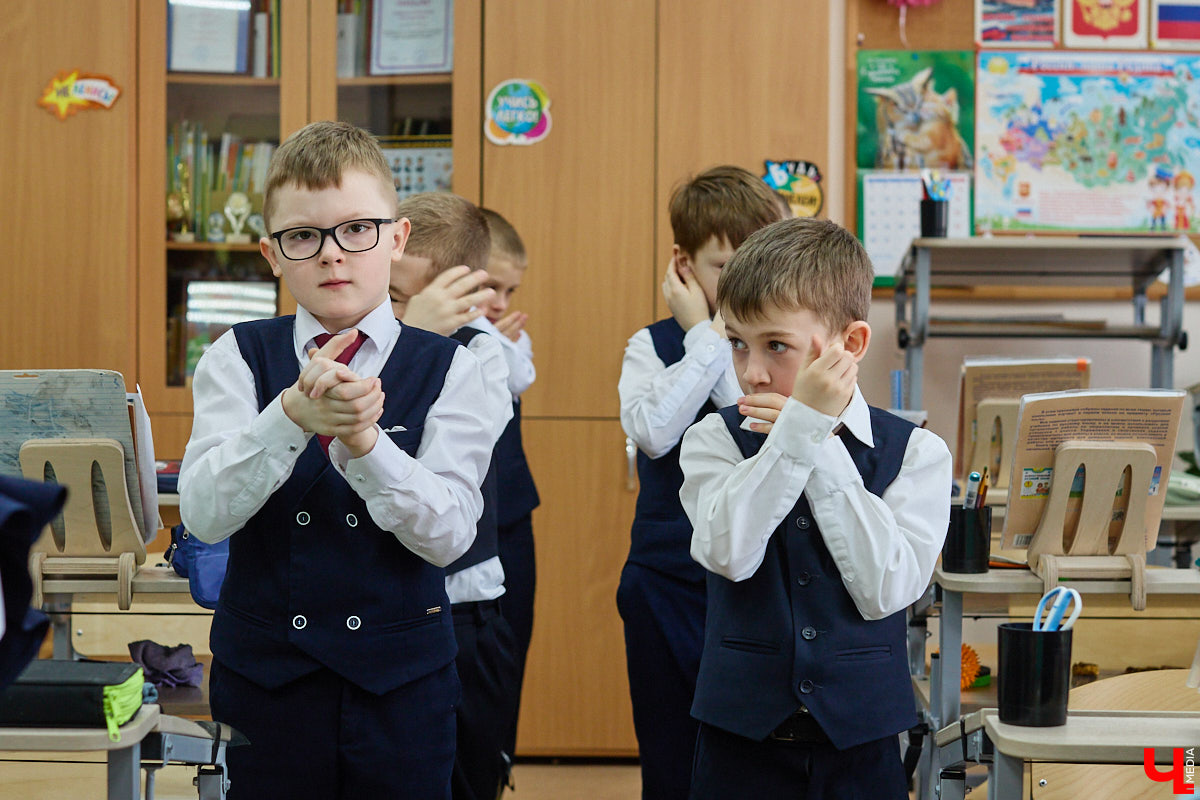 Ученики первого класса школы № 37 учатся в режиме сенсорной свободы и психомоторной раскрепощенности по методике Базарного. Каждые 15 минут дети по очереди встают и садятся, следят за знаком бесконечности на потолке, балансируют на тренажере, много играют и мало болеют. «Ключ-Медиа» пригласили на занятия по необычной программе.